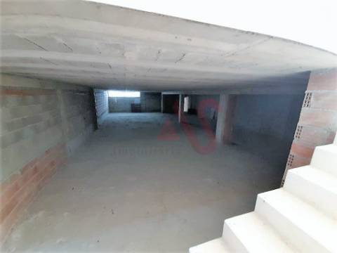 Loja com 256 m2 com licença para comércio , em S. Miguel, Vizela