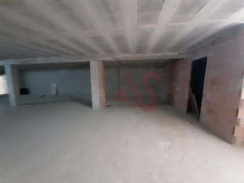 Loja com 256 m2 com licença para comércio , em S. Miguel, Vizela