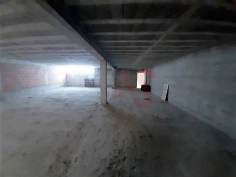 Loja com 256 m2 com licença para comércio , em S. Miguel, Vizela