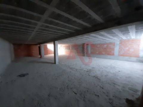 Loja com 256 m2 com licença para comércio , em S. Miguel, Vizela