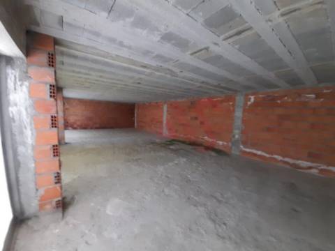 Loja com 256 m2 com licença para comércio , em S. Miguel, Vizela