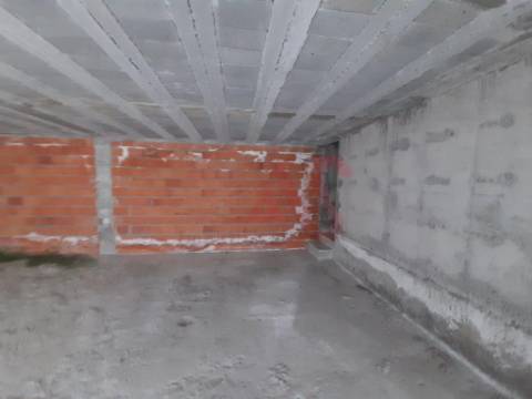 Loja com 256 m2 com licença para comércio , em S. Miguel, Vizela