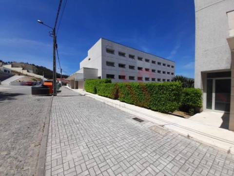 Loja com 256 m2 com licença para comércio , em S. Miguel, Vizela