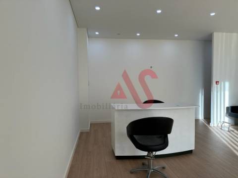 INVESTIMENTO - Loja para comércios/serviços em Azurém, Guimarães