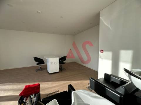 INVESTIMENTO - Loja para comércios/serviços em Azurém, Guimarães