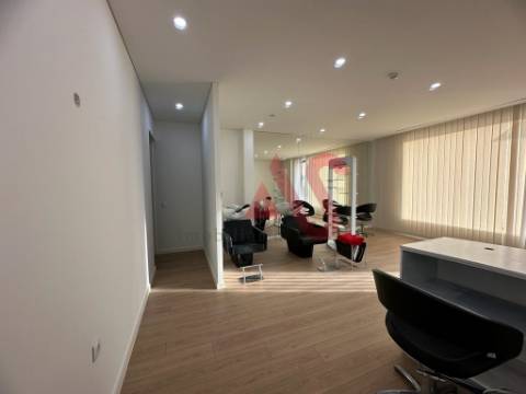 INVESTIMENTO - Loja para comércios/serviços em Azurém, Guimarães