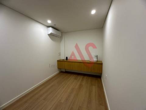 INVESTIMENTO - Loja para comércios/serviços em Azurém, Guimarães