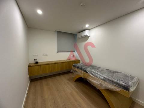 INVESTIMENTO - Loja para comércios/serviços em Azurém, Guimarães