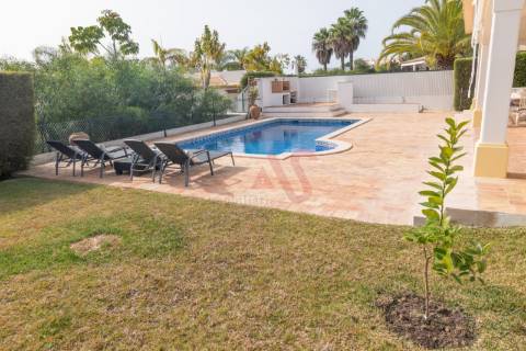 Moradia individual T4 com piscina em Albufeira