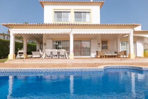 Moradia individual T4 com piscina em Albufeira