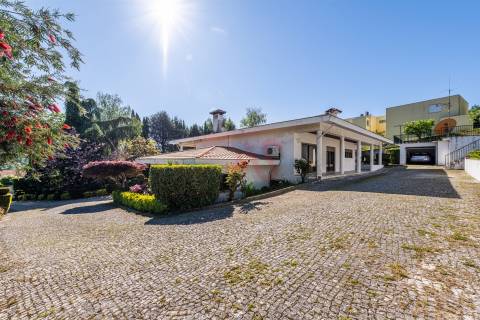 Moradia individual T4 com Suíte, Jardim, Varanda, Campo de TÉNIS, em Ronfe, Guimarães