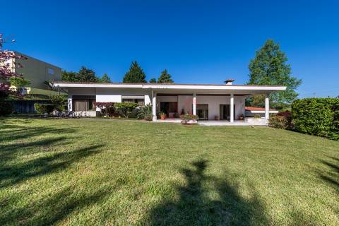 Moradia individual T4 com Suíte, Jardim, Varanda, Campo de TÉNIS, em Ronfe, Guimarães