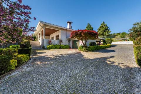 Moradia individual T4 com Suíte, Jardim, Varanda, Campo de TÉNIS, em Ronfe, Guimarães