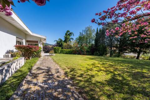 Moradia individual T4 com Suíte, Jardim, Varanda, Campo de TÉNIS, em Ronfe, Guimarães