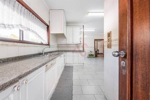 Moradia individual T4 com Suíte, Jardim, Varanda, Campo de TÉNIS, em Ronfe, Guimarães