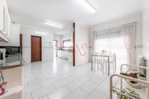Moradia individual T4 com Suíte, Jardim, Varanda, Campo de TÉNIS, em Ronfe, Guimarães