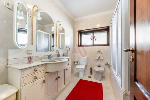 Moradia individual T4 com Suíte, Jardim, Varanda, Campo de TÉNIS, em Ronfe, Guimarães