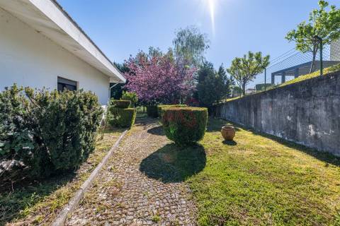 Moradia individual T4 com Suíte, Jardim, Varanda, Campo de TÉNIS, em Ronfe, Guimarães