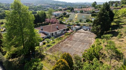 Moradia individual T4 com Suíte, Jardim, Varanda, Campo de TÉNIS, em Ronfe, Guimarães