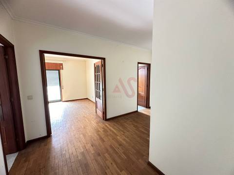 Apartamento T2 + 1 para Restauro em Caramos, Felgueiras