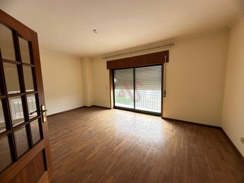 Apartamento T2 + 1 para Restauro em Caramos, Felgueiras