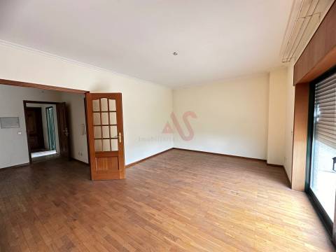 Apartamento T2 + 1 para Restauro em Caramos, Felgueiras