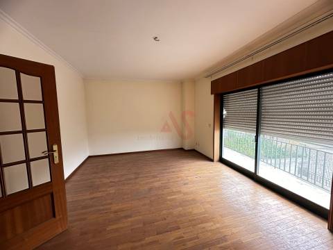 Apartamento T2 + 1 para Restauro em Caramos, Felgueiras