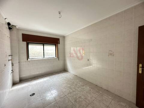 Apartamento T2 + 1 para Restauro em Caramos, Felgueiras