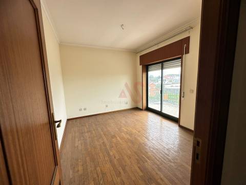 Apartamento T2 + 1 para Restauro em Caramos, Felgueiras