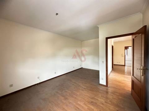 Apartamento T2 + 1 para Restauro em Caramos, Felgueiras
