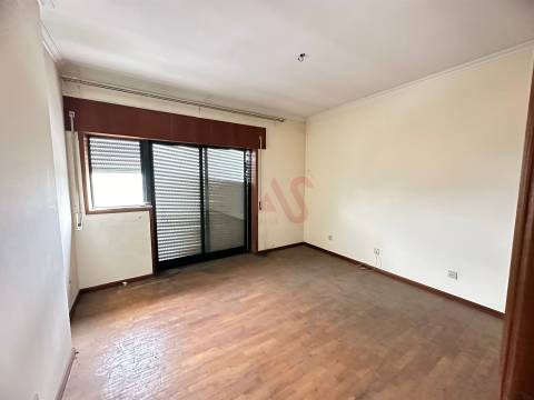 Apartamento T2 + 1 para Restauro em Caramos, Felgueiras