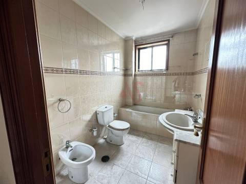 Apartamento T2 + 1 para Restauro em Caramos, Felgueiras