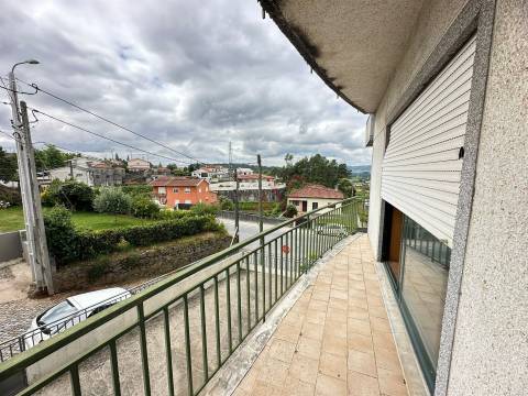 Apartamento T2 + 1 para Restauro em Caramos, Felgueiras