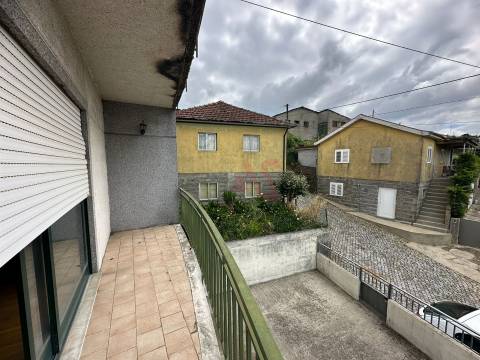 Apartamento T2 + 1 para Restauro em Caramos, Felgueiras