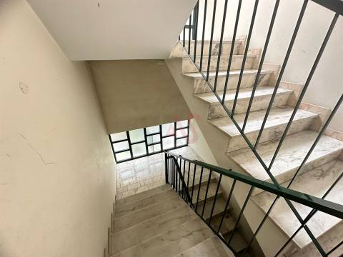 Apartamento T2 + 1 para Restauro em Caramos, Felgueiras