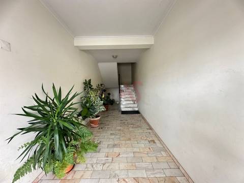 Apartamento T2 + 1 para Restauro em Caramos, Felgueiras