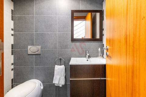 Moradia de gaveto T3 em Pousada de Saramagos, V. N. Famalicão