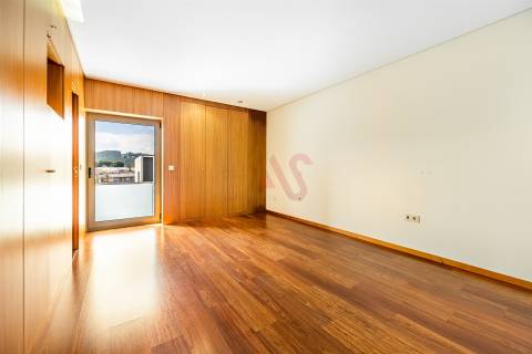 Moradia de gaveto T3 em Pousada de Saramagos, V. N. Famalicão