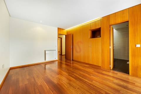 Moradia de gaveto T3 em Pousada de Saramagos, V. N. Famalicão