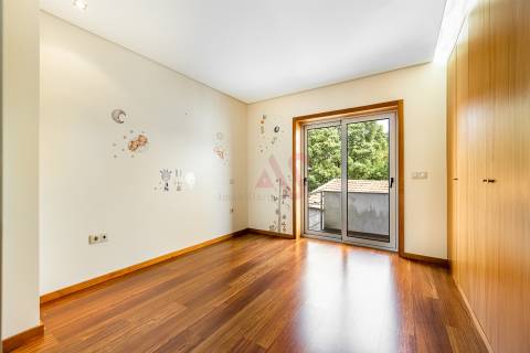 Moradia de gaveto T3 em Pousada de Saramagos, V. N. Famalicão