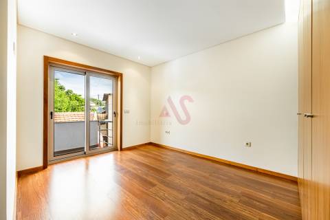 Moradia de gaveto T3 em Pousada de Saramagos, V. N. Famalicão