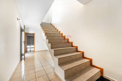 Moradia de gaveto T3 em Pousada de Saramagos, V. N. Famalicão