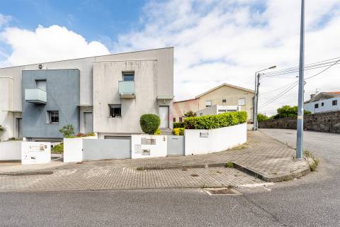 Moradia de gaveto T3 em Pousada de Saramagos, V. N. Famalicão