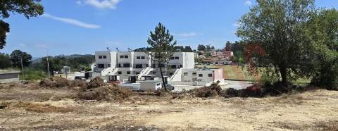 Terreno com 6725 m2  para Construção de 12 Moradias em Lustosa, Lousada