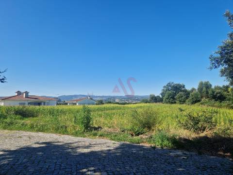 Terreno com 15800 m2 com possibilidade de construção em Serzedelo, Guimarães