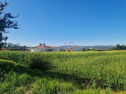 Terreno com 15800 m2 com possibilidade de construção em Serzedelo, Guimarães