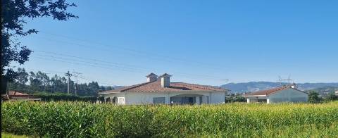 Terreno com 15800 m2 com possibilidade de construção em Serzedelo, Guimarães