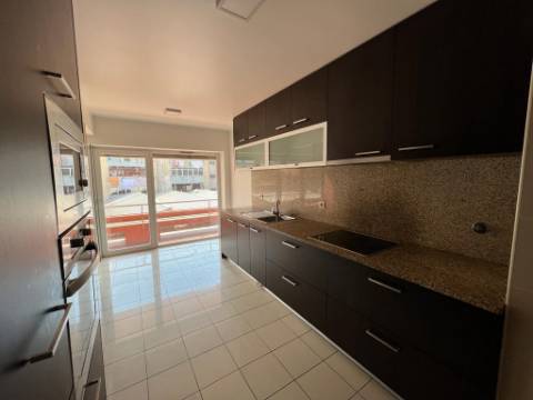 Apartamento T2 inserido no Condomínio Privado Villas Flor Alameda, no centro de Guimarães