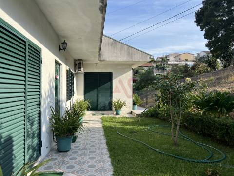 Moradia de 2 pisos inserida em terreno com 1700m2, em Santa Eulália, Vizela