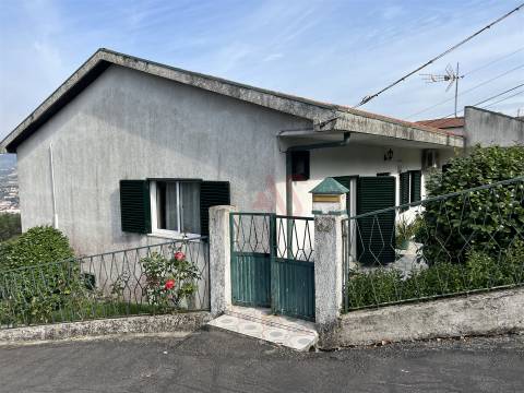 Moradia de 2 pisos inserida em terreno com 1700m2, em Santa Eulália, Vizela